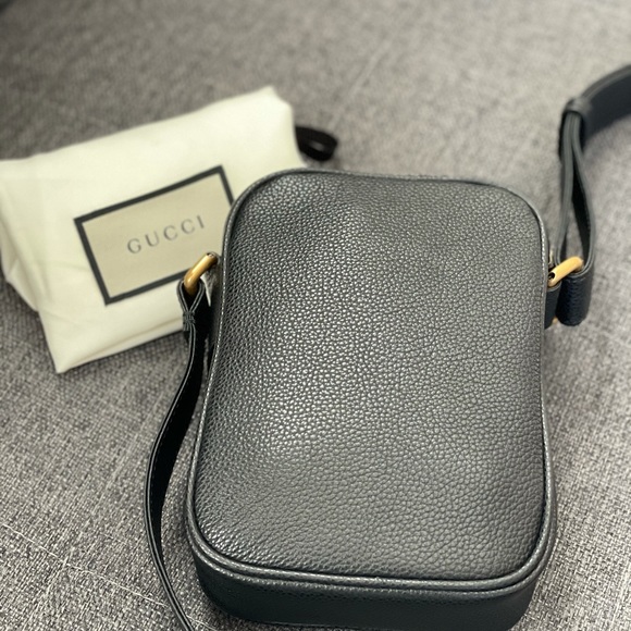 Gucci Logo Print Messenger Crossbody Bag Black Pebbled Leather Unisex – NWT - Picture 4 of 17